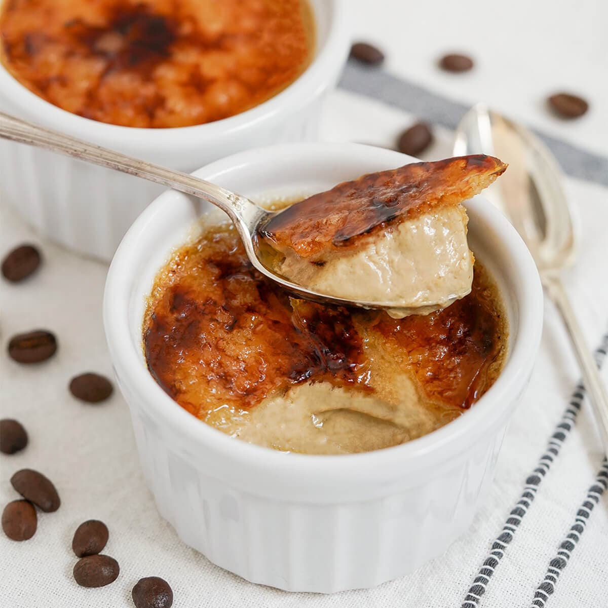 Crème brûlée au café intense : une recette savoureuse